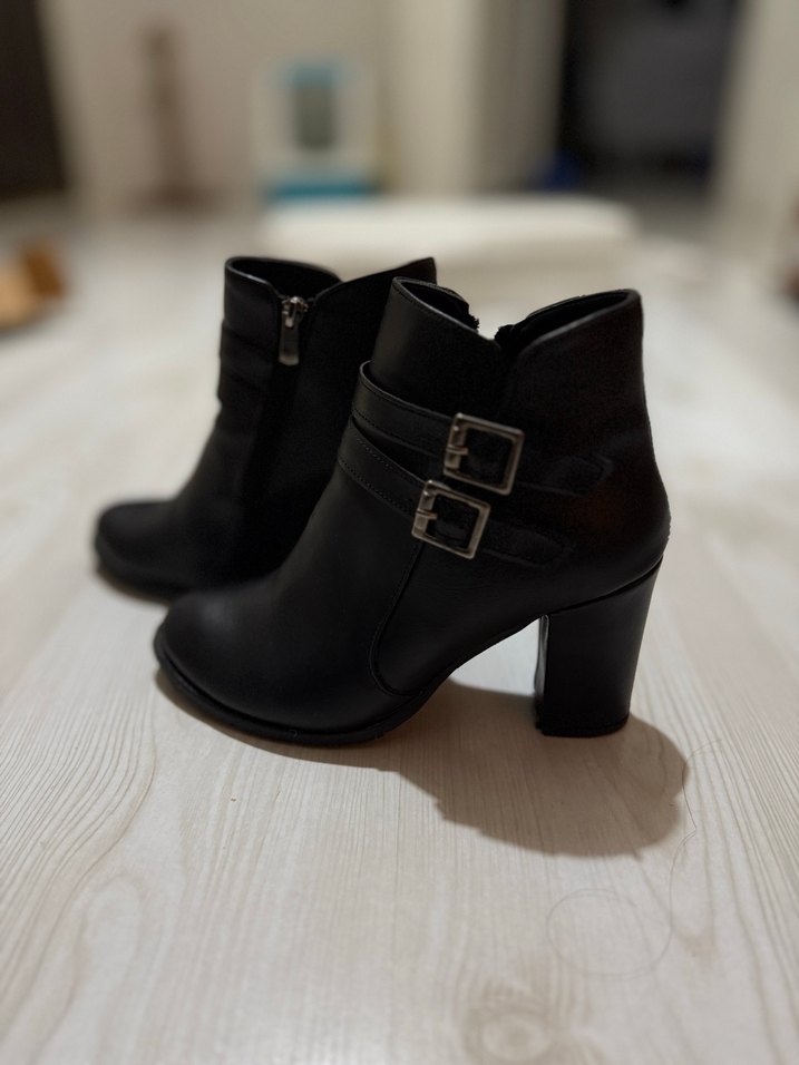 Siyah Deri Tokalı Kadın Bot - Görsel 5