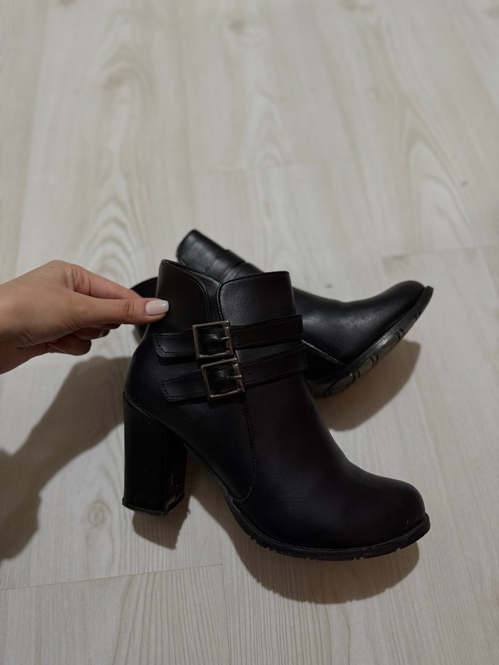 Siyah Deri Tokalı Kadın Bot - Görsel 2