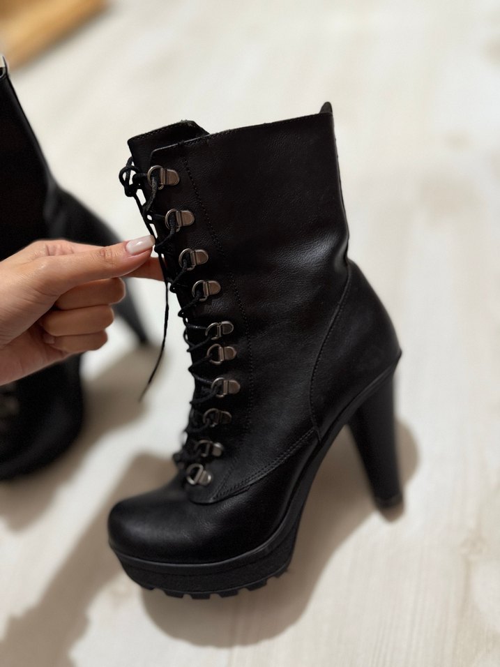 Kadın Siyah Deri Gotik Yüksek Topuklu Bot - Görsel 2