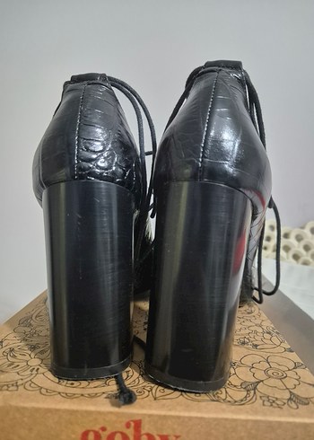 ADL Kemerli Siyah Yılan Desenli Topuklu Ayakkabı - Görsel 6