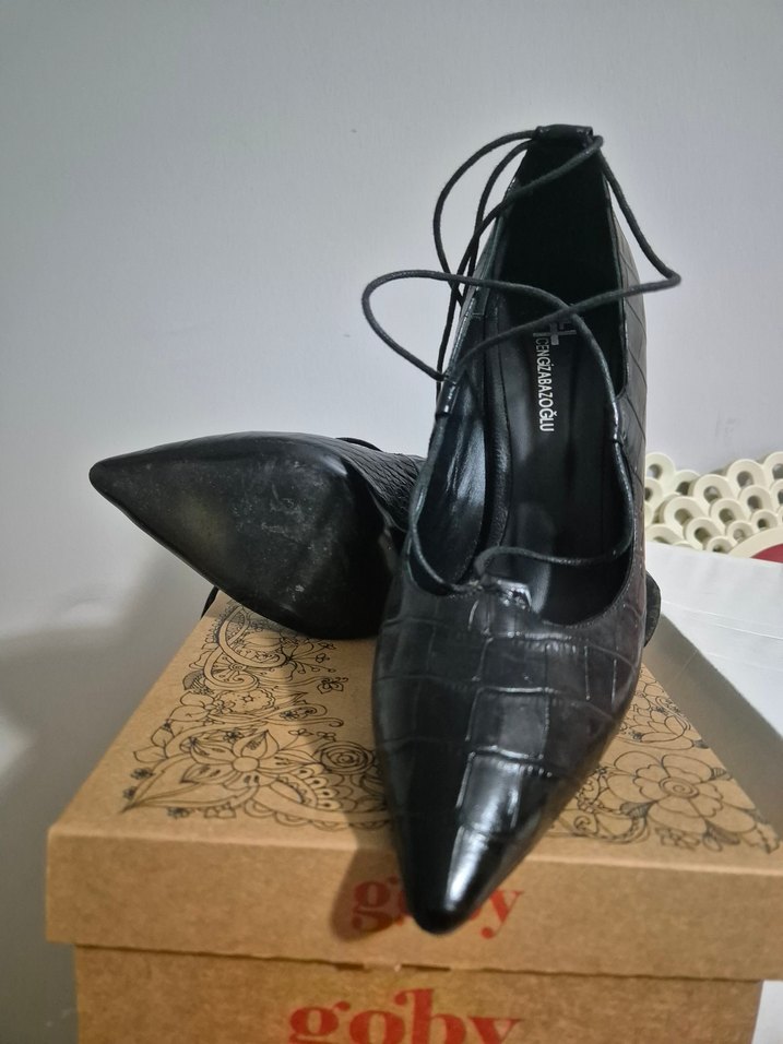 ADL Kemerli Siyah Yılan Desenli Topuklu Ayakkabı - Görsel 3