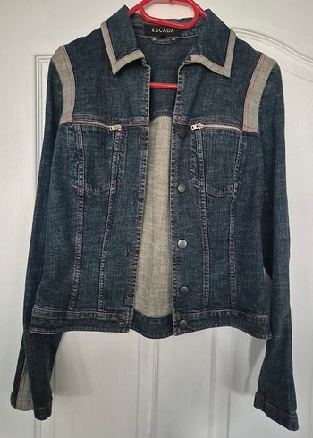 Escada 36
