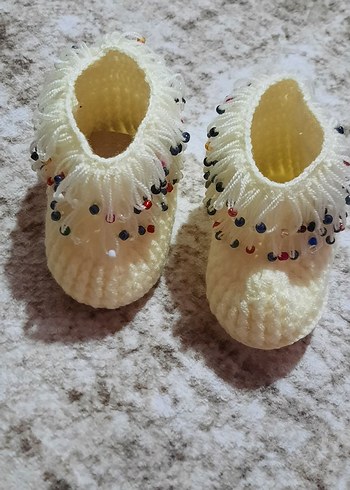Boncuk İşlemeli Beyaz Örgü Kız Bebek Patik