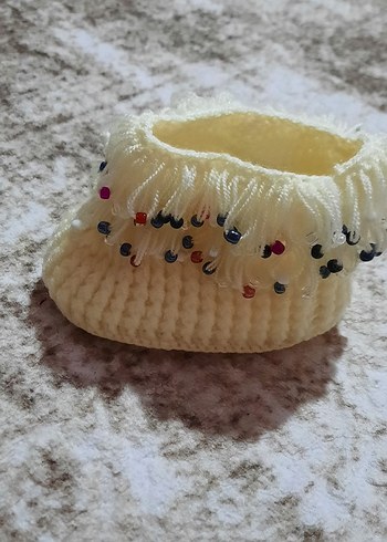 Diğer Boncuk İşlemeli Beyaz Örgü Kız Bebek Patik