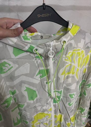 Uzun Baskılı Gri Kadın Yağmurluk Kapüşonlu - Görsel 2