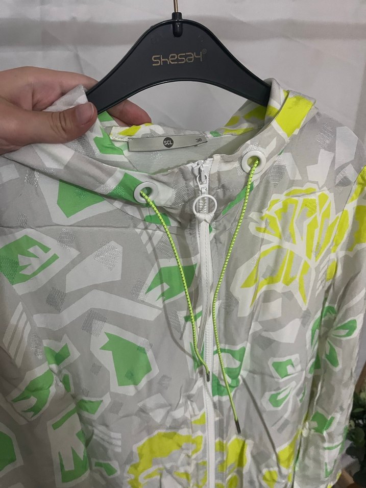 Uzun Baskılı Gri Kadın Yağmurluk Kapüşonlu - Görsel 2