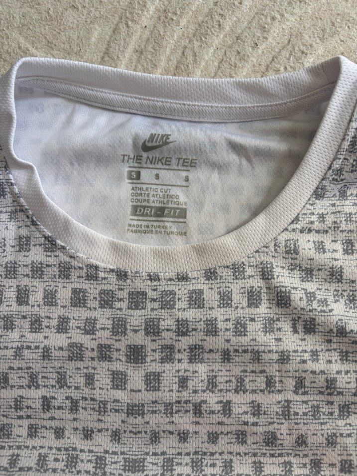 Orijinal Nike Dri-FIT Windrunner Desenli Spor Tshirt — görsel 3/8