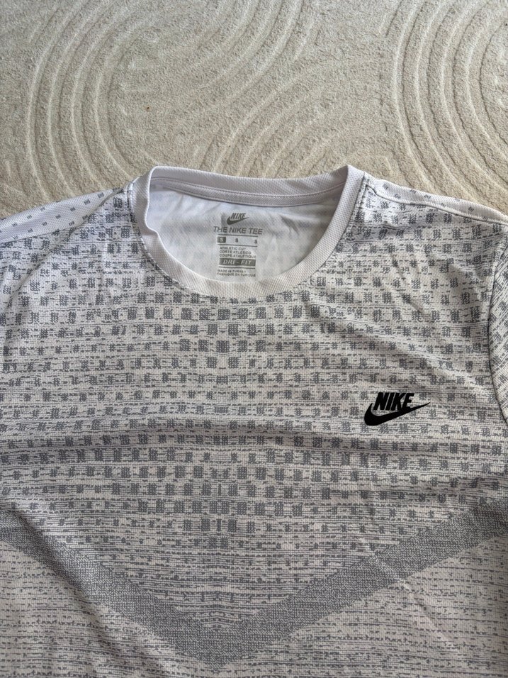Orijinal Nike Dri-FIT Windrunner Desenli Spor Tshirt — görsel 2/8