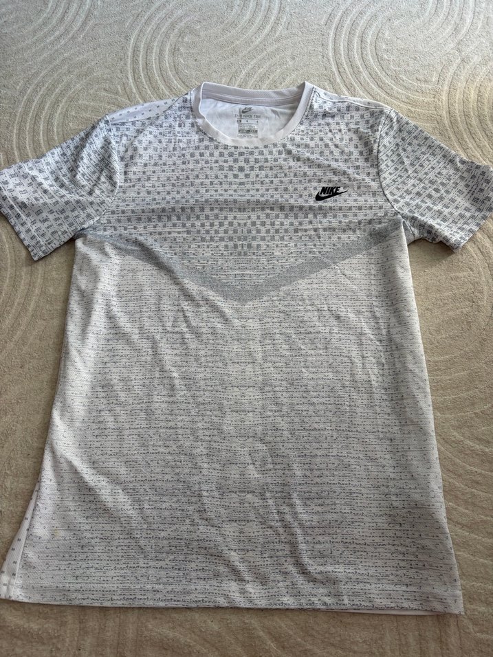 Orijinal Nike Dri-FIT Windrunner Desenli Spor Tshirt — görsel 7/8