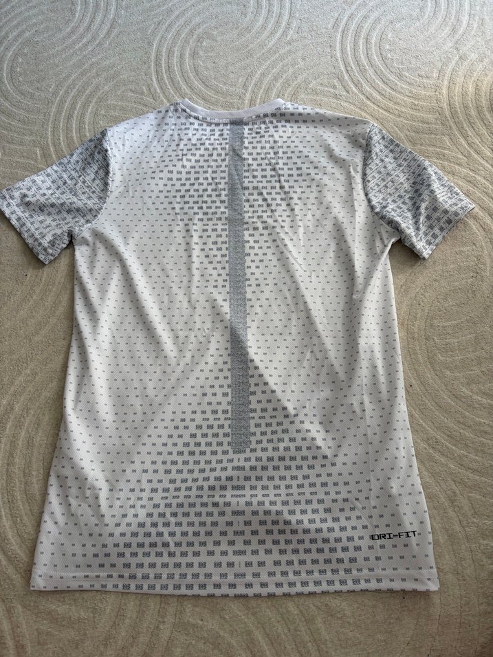 Orijinal Nike Dri-FIT Windrunner Desenli Spor Tshirt — görsel 6/8