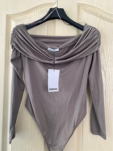 Bershka omuz detaylı üst