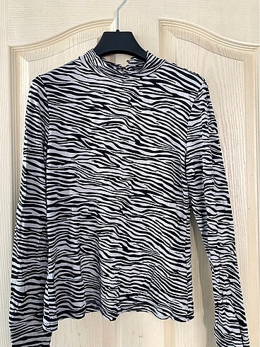 Zebra desenli düğmeli boğazlı bluz