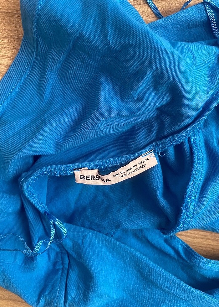 Bershka göğüs dekolteli mavi crop boyun askılı - Görsel 4