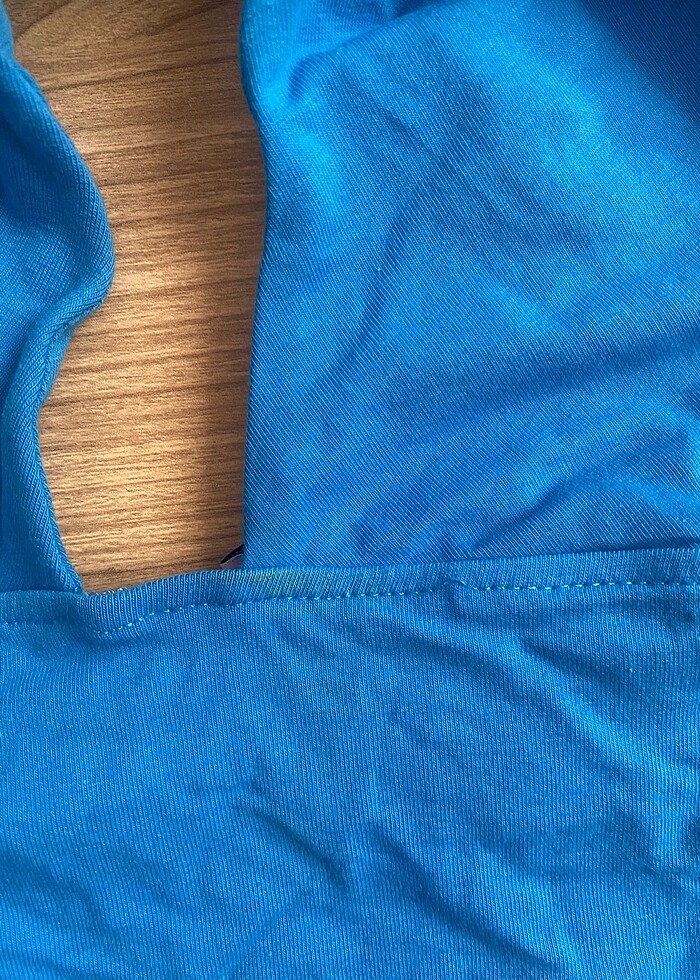 Bershka göğüs dekolteli mavi crop boyun askılı - Görsel 2