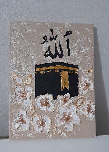 Çiçekli Kabe ve Allah Yazılı Tablo