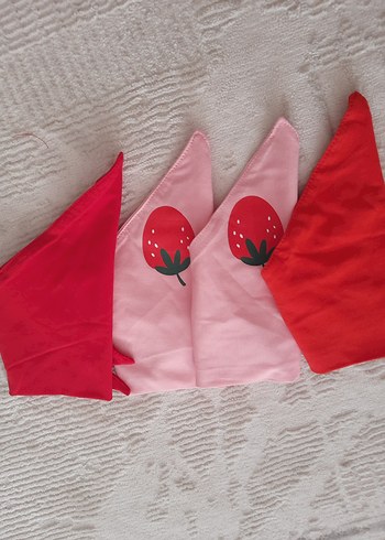 Çilek Baskılı Kırmızı Bebek Önlüğü - Görsel 2