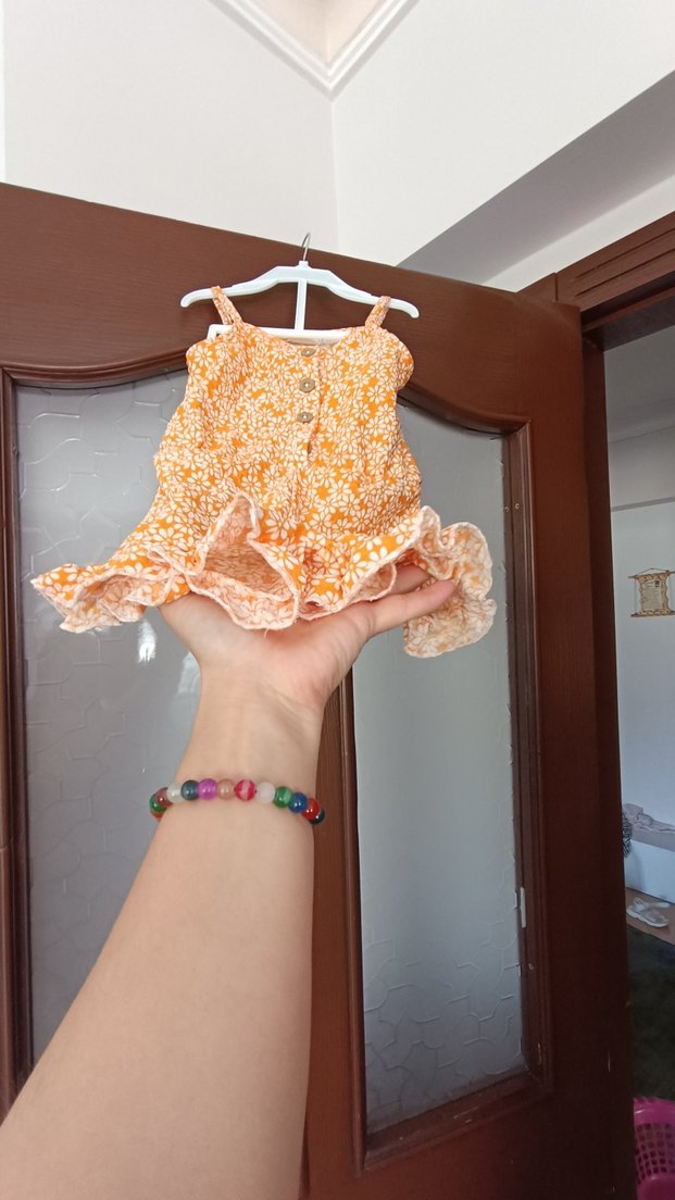 Kız Çocuk Turuncu Çiçekli Düğmeli Tulum - Görsel 2