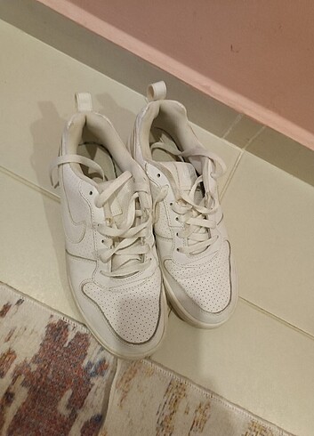 40 Beden beyaz Renk Nike ayakkabı orjinal