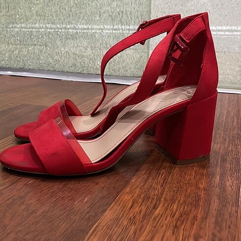 Kırmızı topuklu sandalet bershka