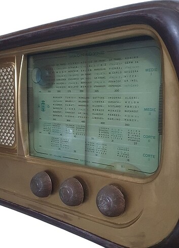Beden Vintage İtalyan Ahşap Lambalı Radyo