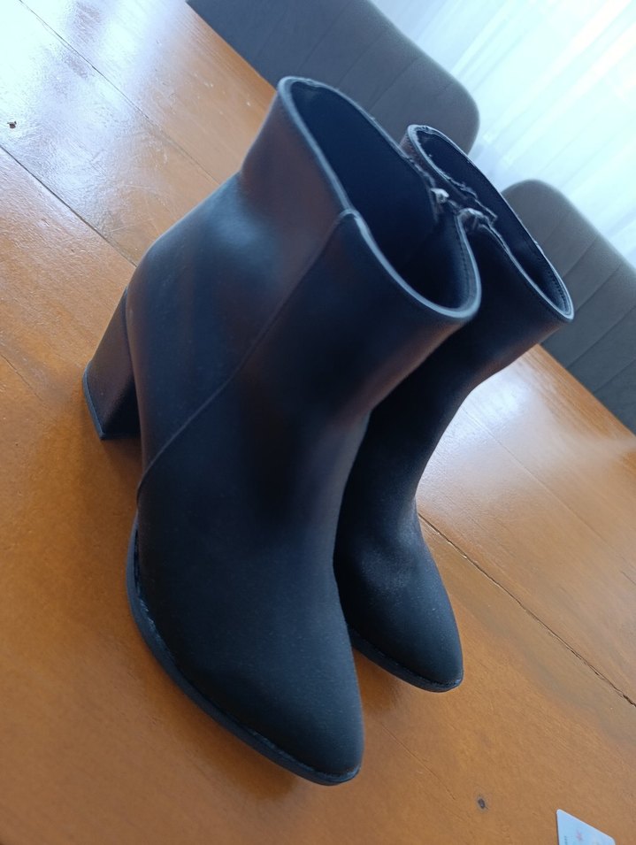 Siyah Minimalist Tokalı Kadın Bot - Görsel 2