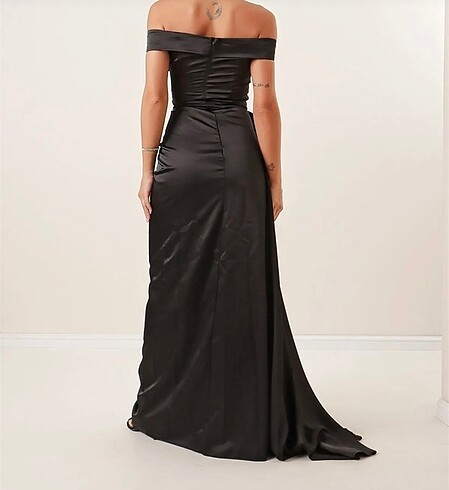 34 Beden siyah Renk Yakası taşlı saten uzun elbise