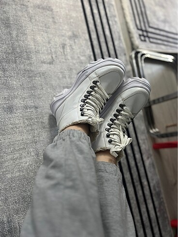 LC Waikiki Beyaz bot lcw