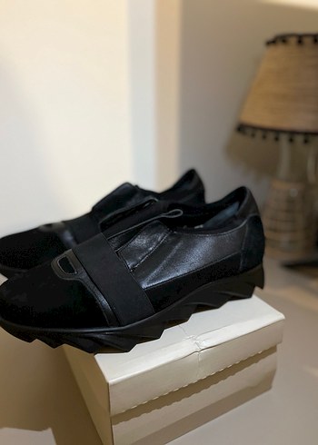 Kemer Detaylı Siyah Kadın Dolgu Topuk Ayakkabı - Görsel 3