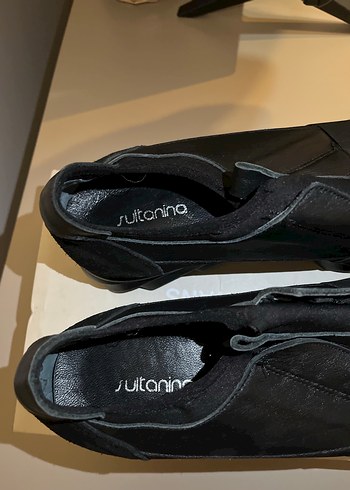 Kemer Detaylı Siyah Kadın Dolgu Topuk Ayakkabı - Görsel 2