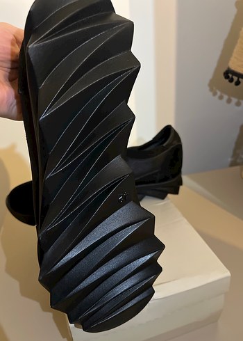 Kemer Detaylı Siyah Kadın Dolgu Topuk Ayakkabı - Görsel 5