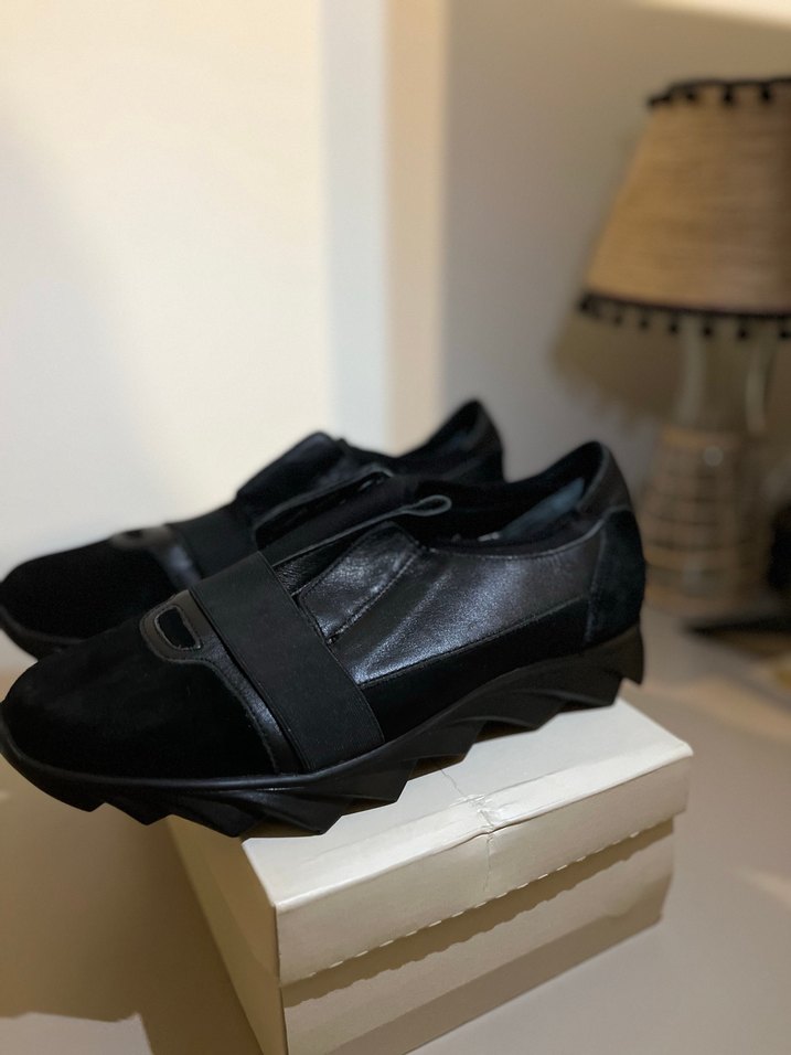 Kemer Detaylı Siyah Kadın Dolgu Topuk Ayakkabı - Görsel 3