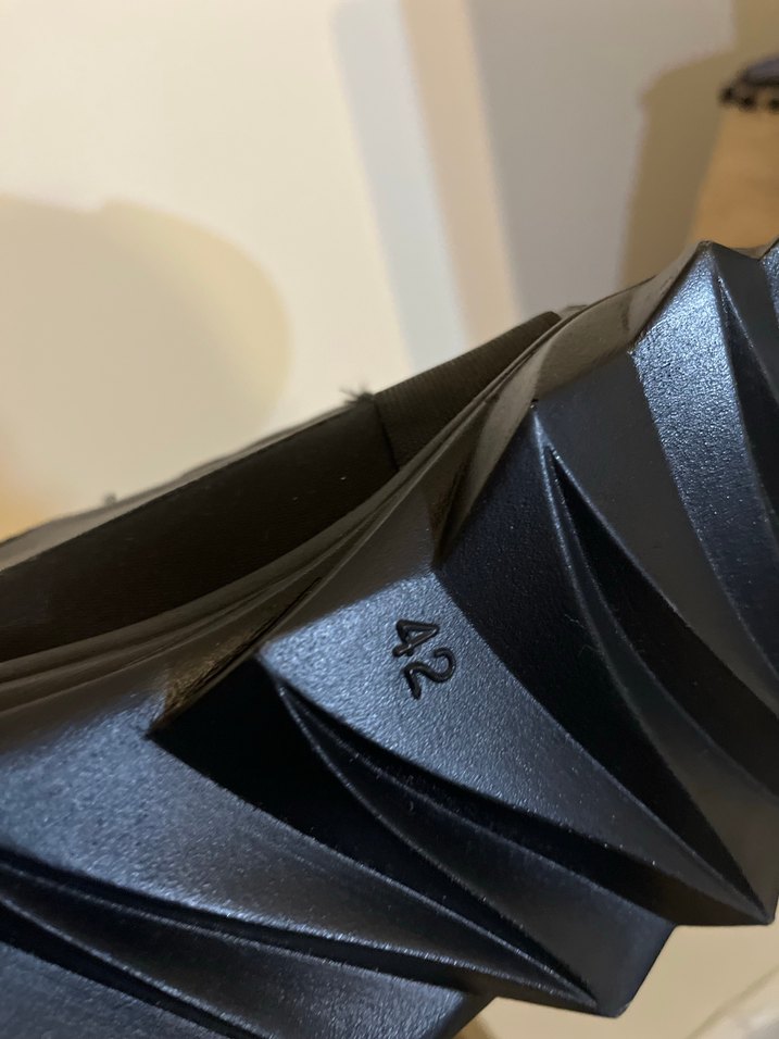 Kemer Detaylı Siyah Kadın Dolgu Topuk Ayakkabı - Görsel 4