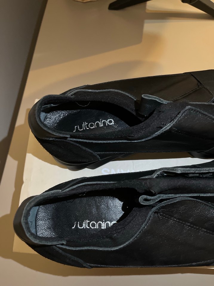 Kemer Detaylı Siyah Kadın Dolgu Topuk Ayakkabı - Görsel 2