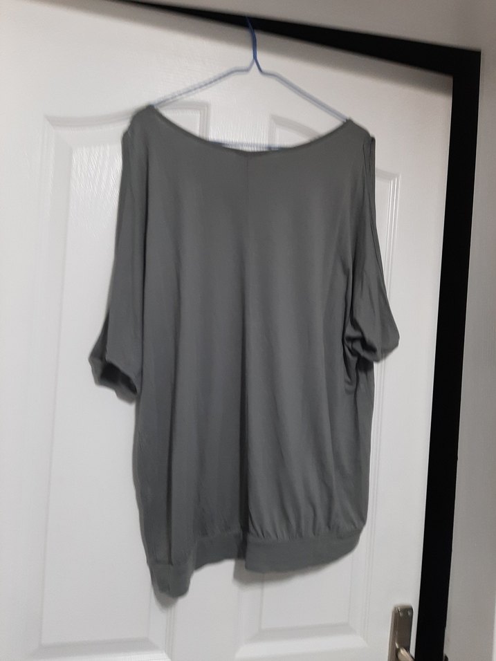 Gri Baskılı Kısa Kollu kol detayli Bluz - Görsel 3