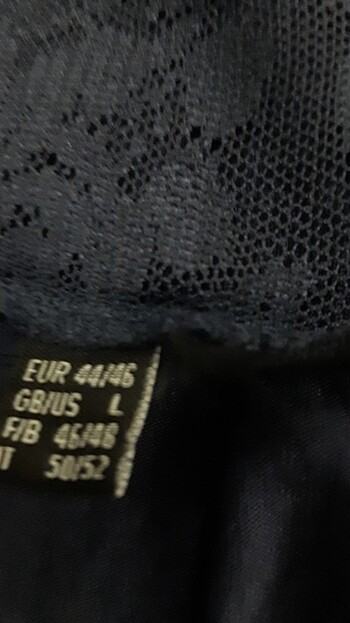 Şık bir siyah dantelli bluz - Görsel 8