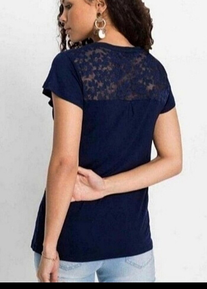 Şık bir siyah dantelli bluz - Görsel 3