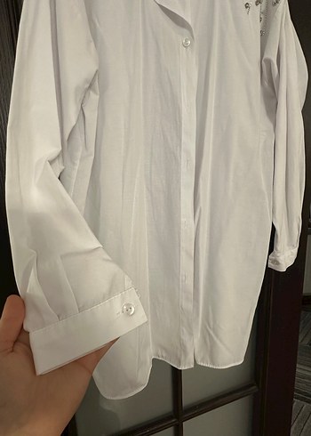 Beyaz kadın taş detaylı gömlek - Görsel 3