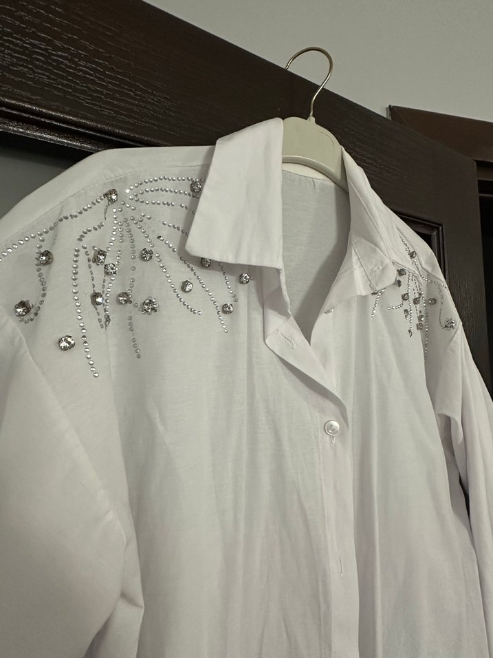 Beyaz kadın taş detaylı gömlek - Görsel 2
