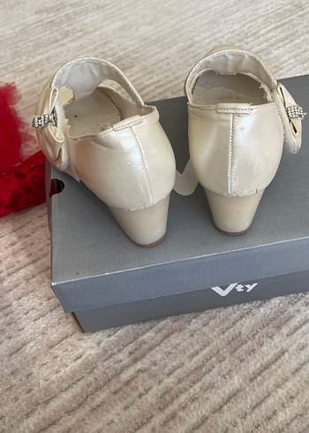 Beyaz Tokalı Parlak Kız Babet Ayakkabı - Görsel 3