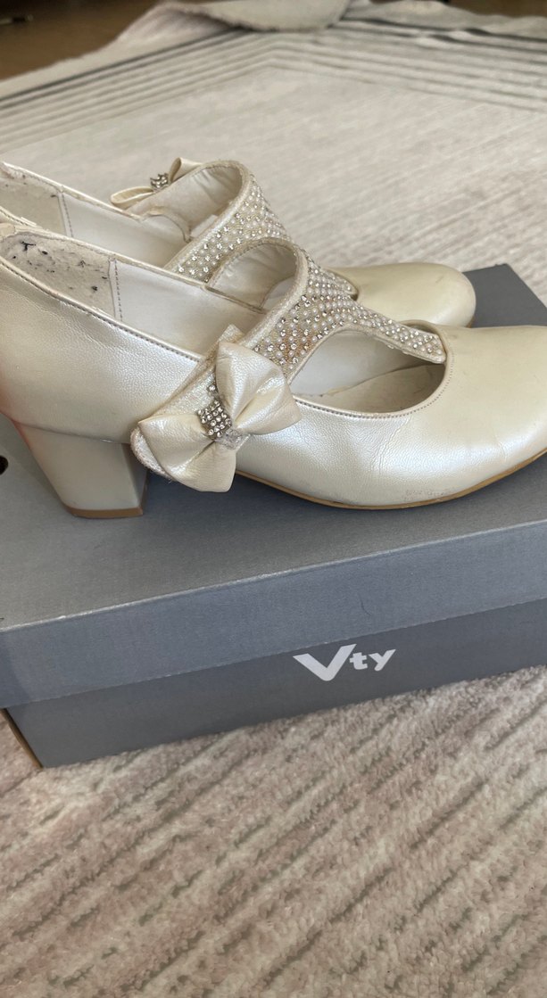 Beyaz Tokalı Parlak Kız Babet Ayakkabı - Görsel 2