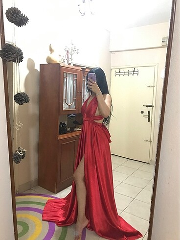 Yırtmaçlı kırmızı uzun elbise