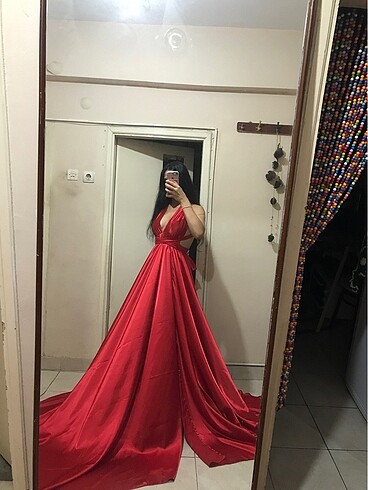 Kırmızı kuyruklu saten elbise