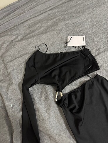 Bershka Bershka yırtmaçlı toka detaylı elbise
