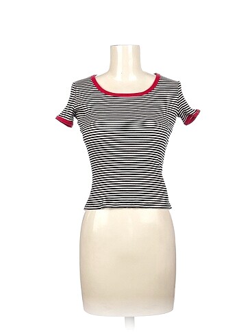H&M T-shirt %70 İndirimli.