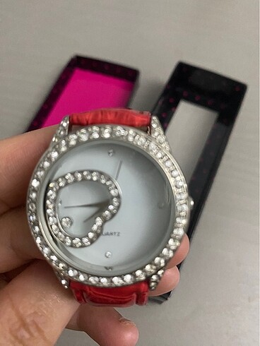 Avon kırmızı kalpli taşlı saat