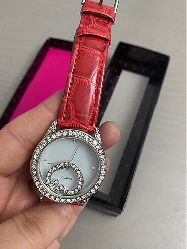 Avon Avon kırmızı kalpli taşlı saat