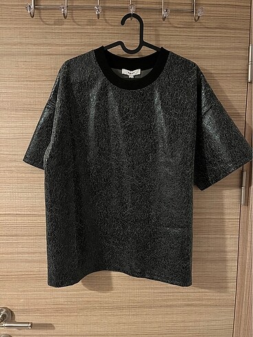 Twist eskitme deri görünümlü T-shirt