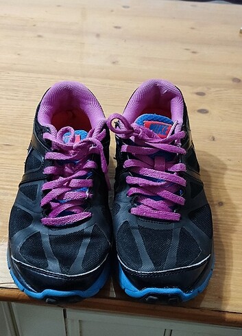 36,5 Beden siyah Renk Orjnal model Nike Ayakkabı