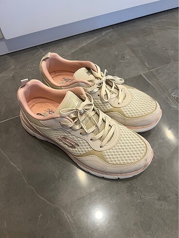 37 Beden ten rengi Renk Skechers spor ayakkabı