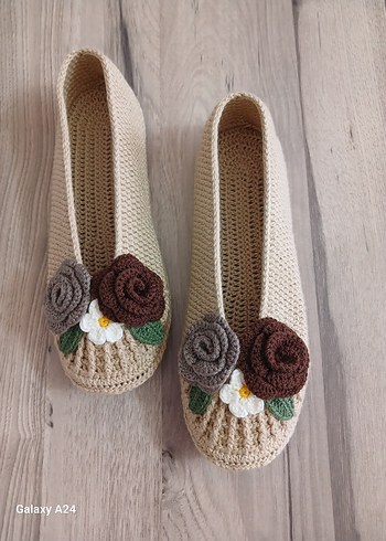 Zara Çiçek Detaylı Bej Örgü Kadın Babet